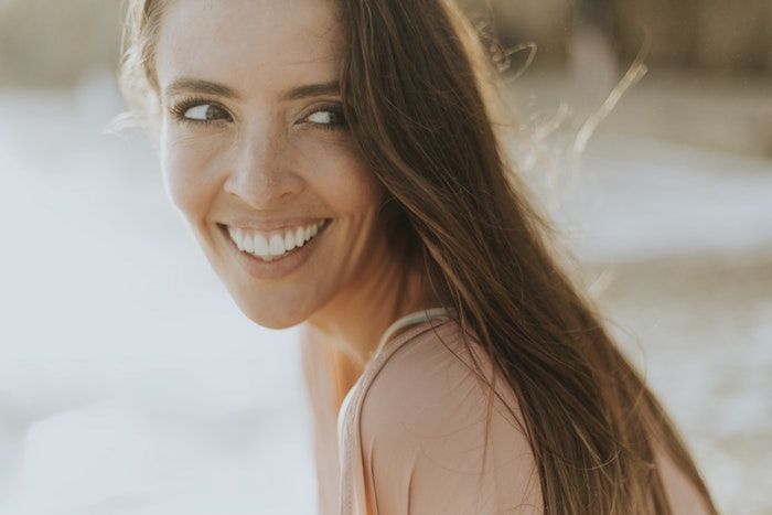 sonreir y hacer contacto visual es la mejor forma de causar una buena impresión