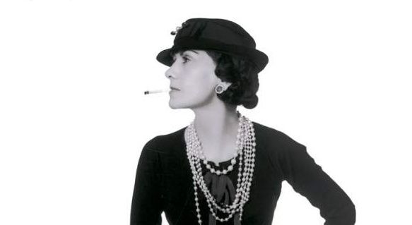 Coco Chanel - El dinero puede comprar la ropa, pero no el estilo y la clase.